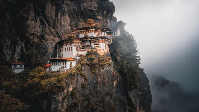 El monasterio del Nido del Tigre, enclavado en un barranco en una montaña de Paro, Bután.