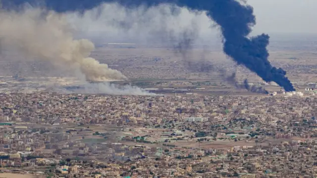 صورة جوية بتاريخ 7 يونيو 2023 تظهر حرائق مستودعات الوقود والذخيرة بمنطقة جبرة جنوب العاصمة السودانية الخرطوم