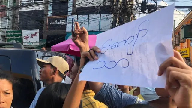 ဇန်နဝါရီလ ၄ ရက်မှာ စစ်ကောင်စီ လွတ်ငြိမ်းနဲ့ ပြန်လွတ်လာမယ့်သူတွေကို မိသားစုဝင်တွေက အင်းစိန်ထောင်အရှေ့မှာ စောင့်ဆိုင်းနေခဲ့ကြတာဖြစ်ပါတယ်။ 