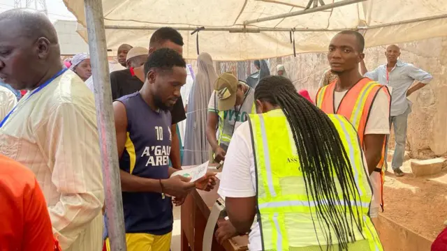 Awọn oludibo ni ibudo idibo kan ni Yola