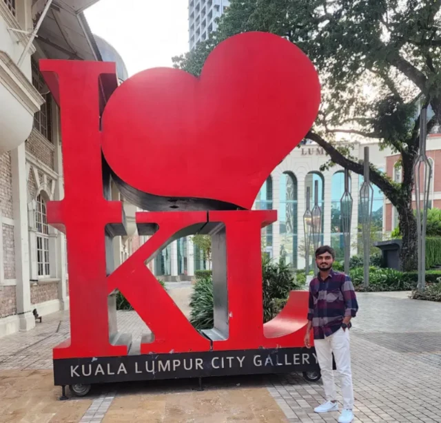 ਏਜੰਟ ਪਿੰਡਾਂ ਵਿੱਚ ਬੇਰੁਜ਼ਗਾਰ ਨੌਜਵਾਨਾਂ ਦੀ ਭਾਲ ਵਿੱਚ ਰਹਿੰਦੇ ਹਨ