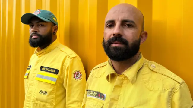 Dois brigadistascopa argentina palpitescombate a incêndio posando para foto