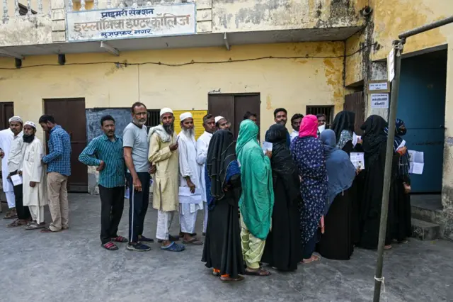 ভারতে প্রথম দফার নির্বাচনে ভোট দিচ্ছেন মুজফফরনগরের মুসলিমরা। ১৯শে এপ্রিল