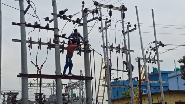 सुर्खेतको वीरेन्द्रनगरमा रहेको नेपाल विद्युत् प्राधिकरणको बुदबुदी सबस्टेशनको मर्मत गर्दै कर्मचारीहरू
