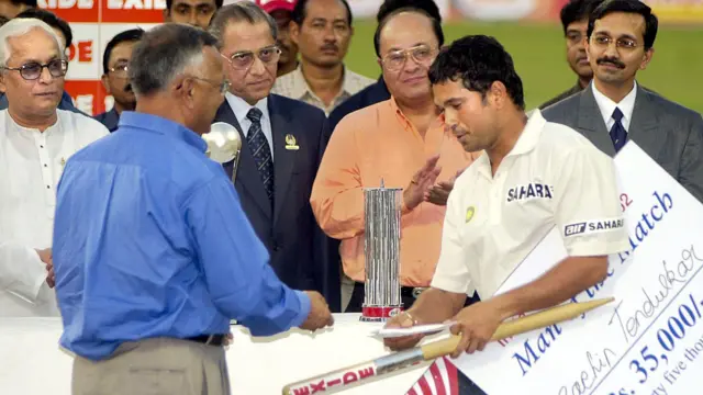 তেন্ডুলকরের হাতে প্রাইজ মানি তুলে দিচ্ছেন স্পনসররা। ইডেন গার্ডেন্স, ২০০২