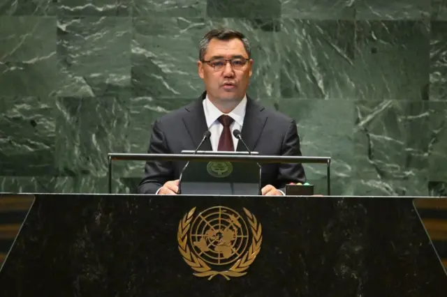 Президент Садыр Жапаров 2023-жылдын 19-сентябрында Бириккен Улуттар Уюмунун Нью-Йорк шаарындагы штаб-квартирасында Бириккен Улуттар Уюмунун Башкы Ассамблеясынын 78-сессиясында сүйлөп жатат