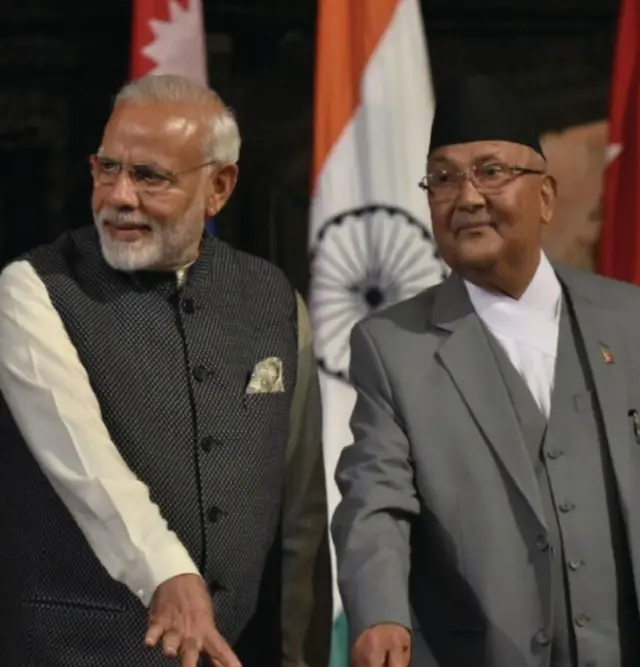 तत्कालीन प्रधानमन्त्री केपी ओलीले भारत भ्रमणका बेला समकक्षी नरेन्द्र मोदीसँग संयुक्त रूपमा अरुण तेस्रो जलविद्युत् आयोजनाको शिलान्यास गरेका थिए