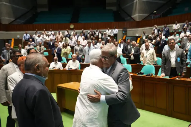 জামায়াত আমির ও মির্জা ফখরুল ইসলাম আলমগীর কোলাকুলি করছেন