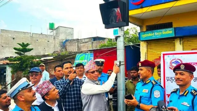 मन्त्री भएका बेला विराटनगरमा ट्राफिक लाइट उद्घाटन गर्दै अधिकारी 
