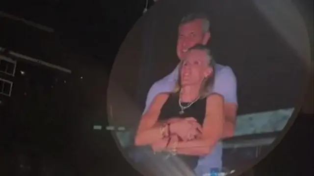 कोल्डप्ले कॉन्सर्टमधील एका कंपनीतील दोन कर्मचाऱ्यांचा व्हायरल व्हीडिओचं उदाहरण अगदी अलीकडचं आहे.