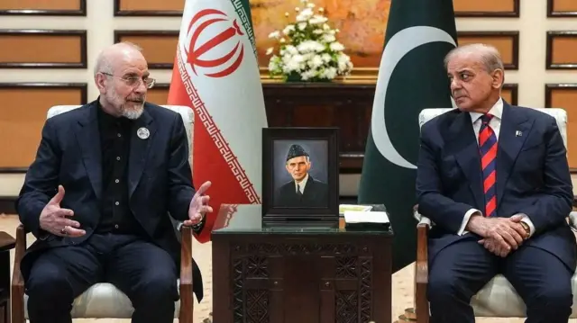 伊朗国会议长加利巴夫(左)在伊斯兰堡会晤巴基斯坦总理谢里夫(Shehbaz Sharif;右)(11/4/2026)