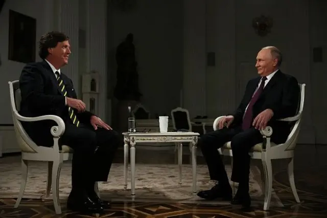Vladimir Putin concedendo entrevista a Tucker Carlson no Kremlin em 6 de fevereiro de 2024
