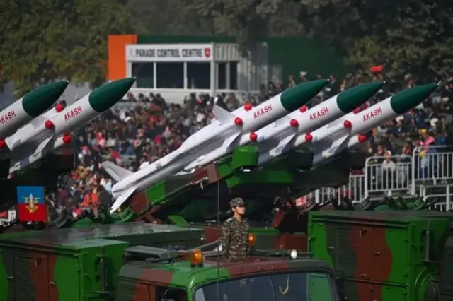 ஆயுதங்களுக்காக இந்தியா பெருமளவில் ரஷ்யாவையே சார்ந்துள்ளது என்றால், பாகிஸ்தான் சீனாவை சார்ந்துள்ளது