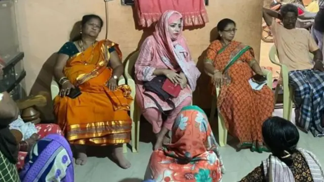 उरूसा राणा (गुलाबी ड्रेस) आपल्या मतदारांशी संवाद साधताना