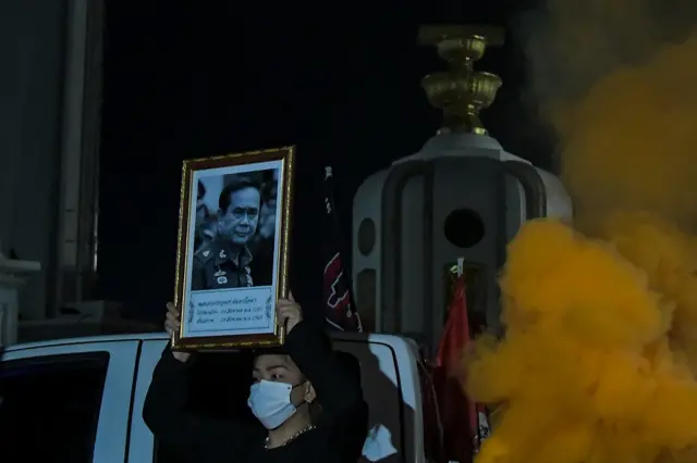 ประชาชนร่วมชุมนุมเรียกร้องให้ พล.อ. ประยุทธ์ลาออกจากตำแหน่งภายในเที่ยงคืนของ 23 ส.ค.