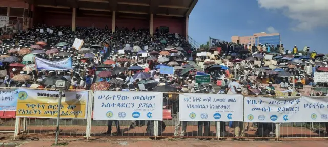 በ2014 ዓ.ም በአዲስ አበባ ስታዲየም በተከበረው የሠራተኞች ቀን ላይ የታዩ መፈክሮች 