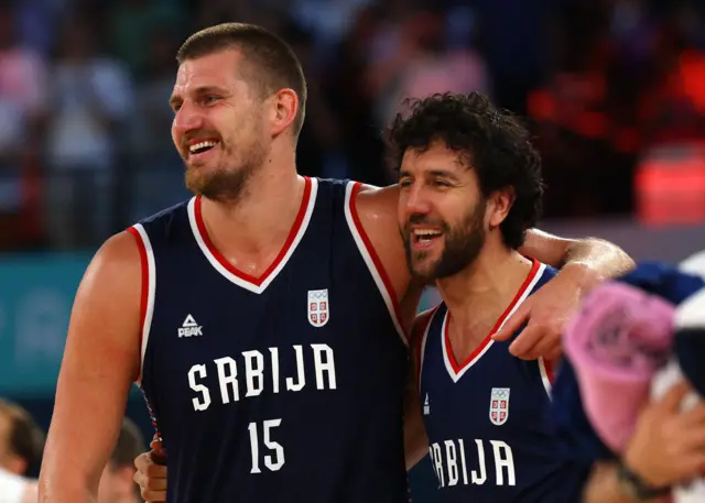 Nikola Jokić (levo) i Vasilije Micić (desno) nakon pobede nad Nemačkom za treće mesto na Olimpijskim igrama u Parizu prošle godine