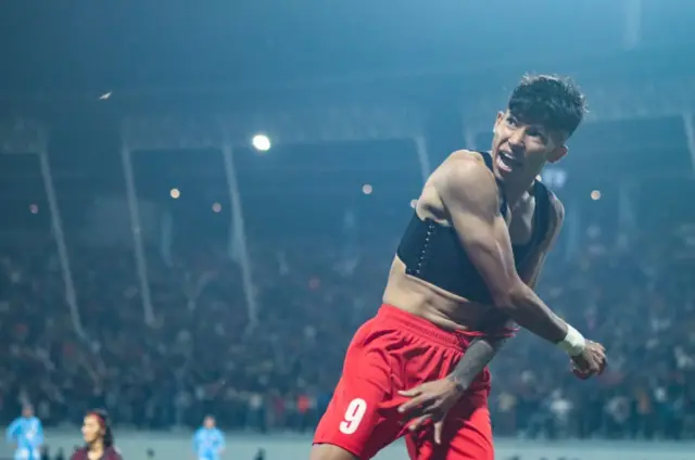 जितपछि जर्सी फुकालेर खुसी मनाइरहेकी साम्बा