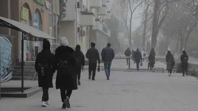 Тошкент кўчасида кетаётган одамлар.