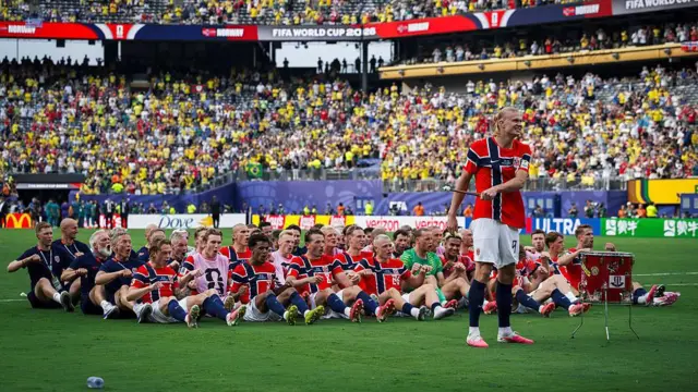 Erling Haaland uderza w bęben, podczas gdy inni norwescy piłkarze i ich zespół siedzą na murawie i naśladują wiosłujących Wikingów. Świętują w ten sposób zwycięstwo nad Brazylią w 1/8 finału mundialu w 2026 r. 