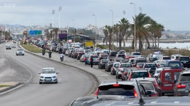 سویلي لبنان ته د غځېدلې لویې لارې په اوږدو کې د ګاډو اوږده کتارونه د خوځښت په حال کې وو.