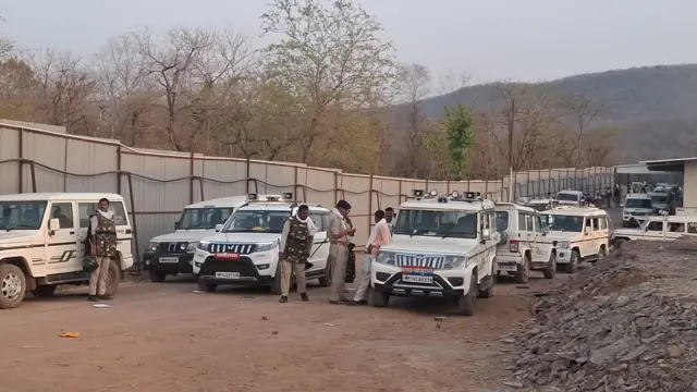 केन-बेतवा परियोजना साइट पर लोगों के विरोध के बाद तैनात पुलिसकर्मी 