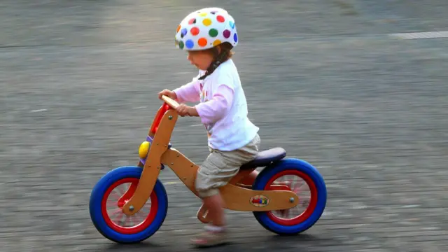 ماشوم بایسکل چلوي.