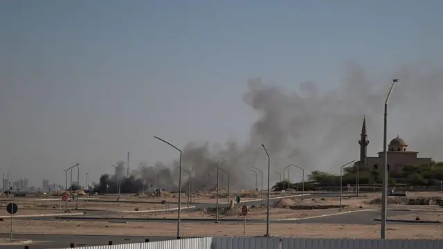 ستونی از دود در نزدیکی سفارت آمریکا در کویت 