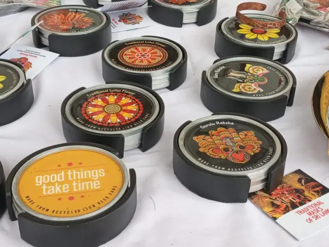 “ලංකාවේ ඇලුමිනියම් කෑන්ස් අපි දකිනවා, බියර් කෑන්ස් එහෙම තැන් තැන්වල තියෙනවා. ඒවා කලෙක්ට් වෙනවා ද මොකද වෙන්නේ කියලා අපි යුනිවර්සිටි ස්ටුඩන්ඩ්ලා එක්ක රිසර්ච් එකක් කළා. ඒ කරපුවාම අපිට තේරුණා මේ තියෙන කෑන්ස් එක එක අවස්ථාවල දි කලෙක්ට් වෙනවා, කොළඹ තියෙන කෑන්ස් එක දවසින් කලෙක්ට් වෙනවා, නමුත් දුර පළාත්වල හැමදාම එහෙම නෑ, ඒ කලෙක්ට් කරන ඒවා ගෙනල්ලා එක එක නිමි භාණ්ඩ හදනවා, ඒත් ඒවා නියම කොලිටි එකට වෙන්නේ නැහැ. හැබැයි මේකෙන් ලොකු ආදායමක් හම්බ වෙන්නේ නැති නිසා දැනට ඉන්න අයත් මේ කර්මාන්තයෙන් ඉවත් වෙනවා කියන එක අපි දැක්කා,"