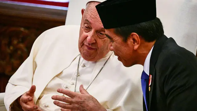 Paus Fransiskus (kiri) dan Joko Widodo dalam kunjungan Paus ke Indonesia pada September 2024 silam.
