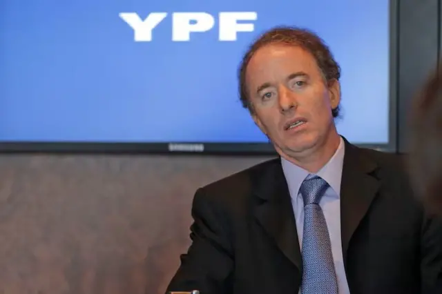Sebastián Eskenazi delante de una pantalla con las siglas de YPF