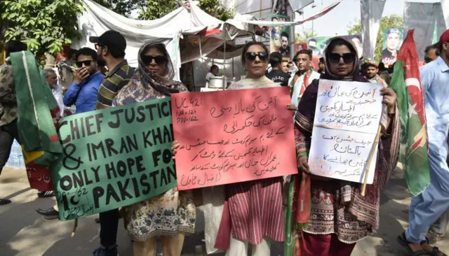 چیف جسٹس کے حق میں پلے کارڈز