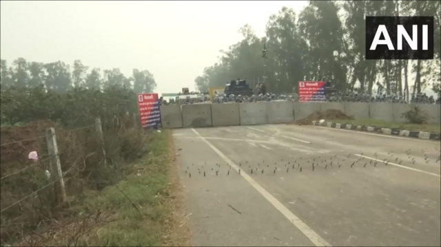 রাস্তায় পেরেক পুঁতে তারপরে সিমেন্ট ঢালাই স্ল্যাব দিয়ে মিছিল আটকাতে চেষ্টা করছে পুলিশ