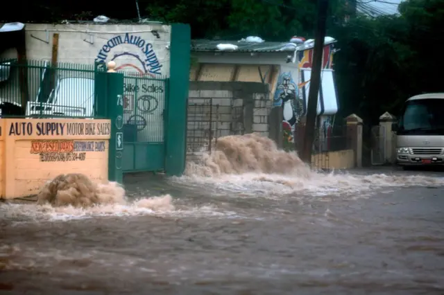 Una calle de Kingston inundada