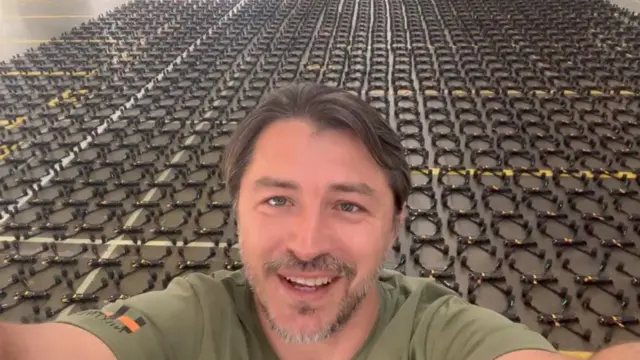 FPV-дрони від фонду Сергія Притули, він сам на їхньому тлі. Кадр з відео зі сторінки фонду