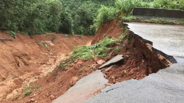  ပြတ်တောက်သွားတဲ့ လမ်း အရှည်က ပေ ၁၀၀ ကျော် နဲ့ လမ်းအကျယ်ကတော့ ပေ ၅၀ကျော်ရှိဝန်းကျင်ရှိမယ်လို့