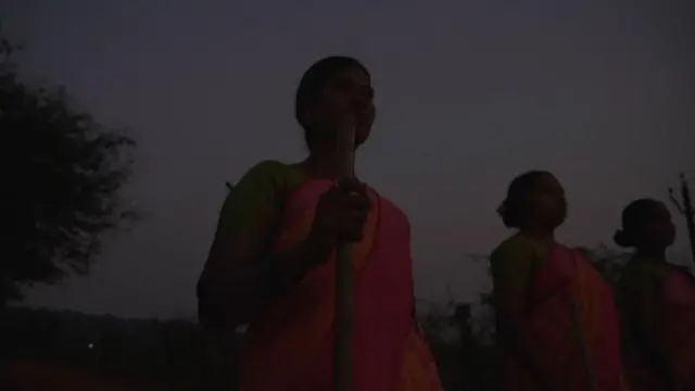 காட்டை ஒட்டிய பகுதியில் குழந்தைகளைப் பாதுகாக்கும்போது, தங்களையும் புலி தாக்கிவிடுமோ என்ற அச்சம் இவர்களுக்கு இருக்கிறது. அதனால் தான் வனத்துறை தங்களுக்கு உதவ வேண்டும் என்று அவர்கள் கோரிக்கை விடுக்கின்றனர். 