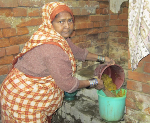 હાથથી માનવમળ સાફ કરવા કેમ મજબુર છે આ લોકો?