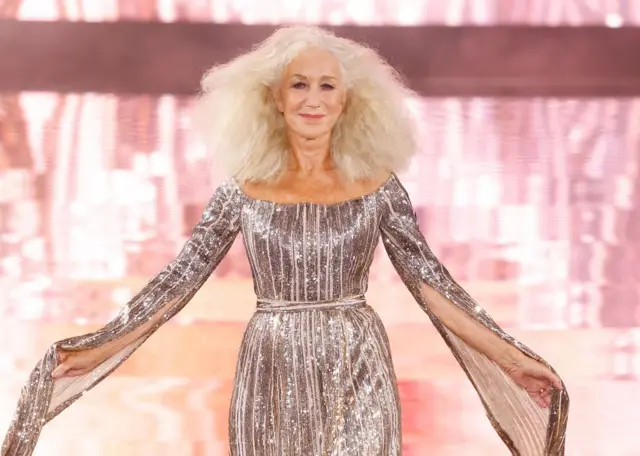 Гелен Міррен йде подіумом під час 6-го показу L'Oreal "Le Defile - Walk Your Worth" в рамках Тижня моди в Парижі, жовтень 2023 року 