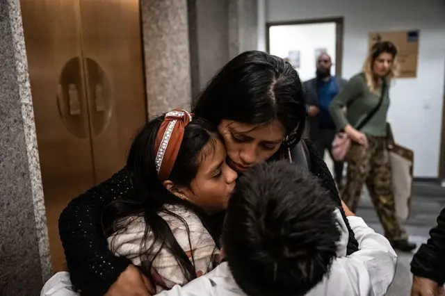 Mónica Moreta Galarza abraçada com os dois filhos