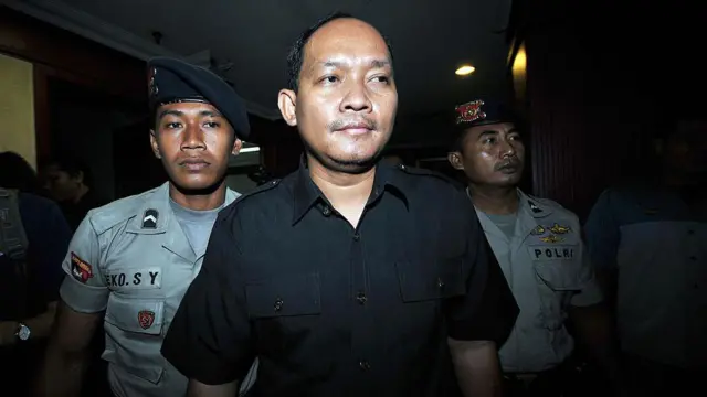 dijatuhi hukuman 20 tahun penjara karena menerima suap sebesar $660.000 dari seorang pengusaha wanita untuk menghentikan kasus penggelapan dana besar.
