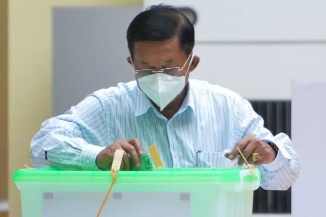 ၂၀၂၀ ရွေးကောက်ပွဲမှာ မဲပေးနေတဲ့ ဗိုလ်ချုပ်မှူးကြီး မင်းအောင်လှိုင်