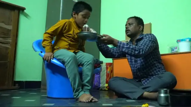 மகனை வளர்க்க தனியே போராடும் தந்தை