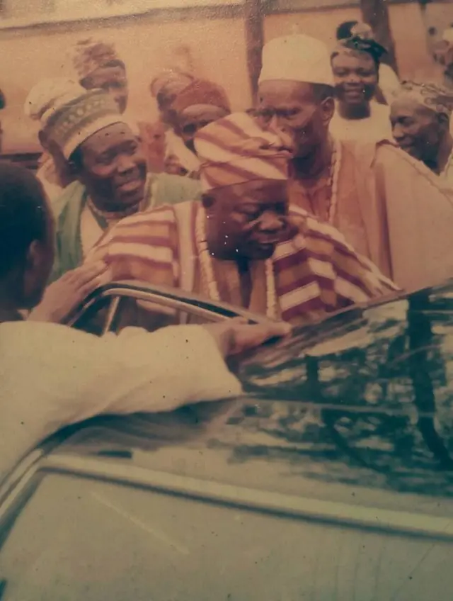 Ọba Asanike n wọ inu mọto