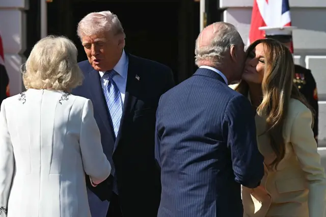 دونالد ترامپ، رئیس‌جمهور آمریکا و همسرش ملانیا در کاخ سفید از این دو استقبال کردند. 