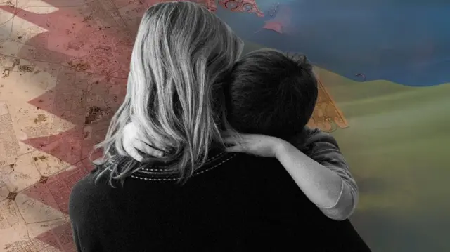 امرأة تحضن طفلها