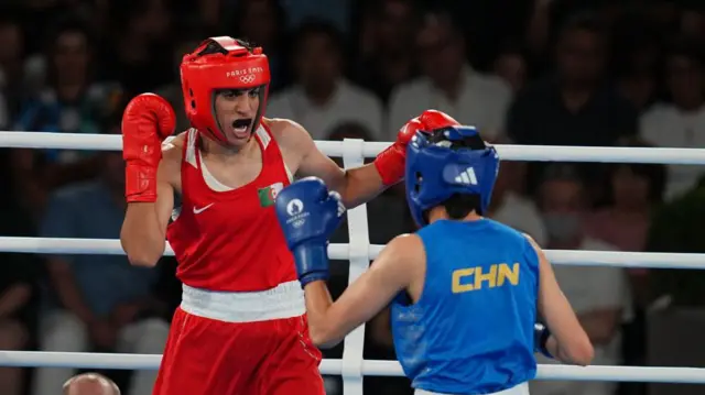 66 किलो वर्ग में चीन की ल्यू यांग से मुक़ाबला करती ईमान ख़लीफ़