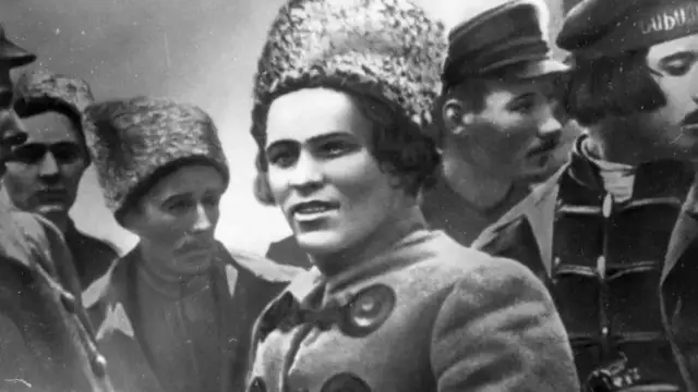 Чорно-біла фотографія Нестора Махна з соратниками