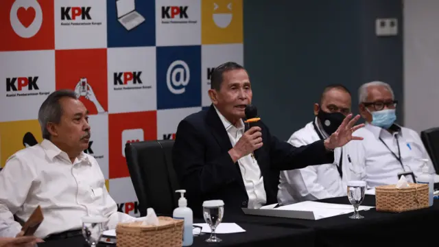 Ketua Dewan Pengawas KPK Tumpak Panggabean mengumumkan temuan dugaan pungutan liar di rumah tahanan KPK lewat konferensi pers pada Senin (19/6)