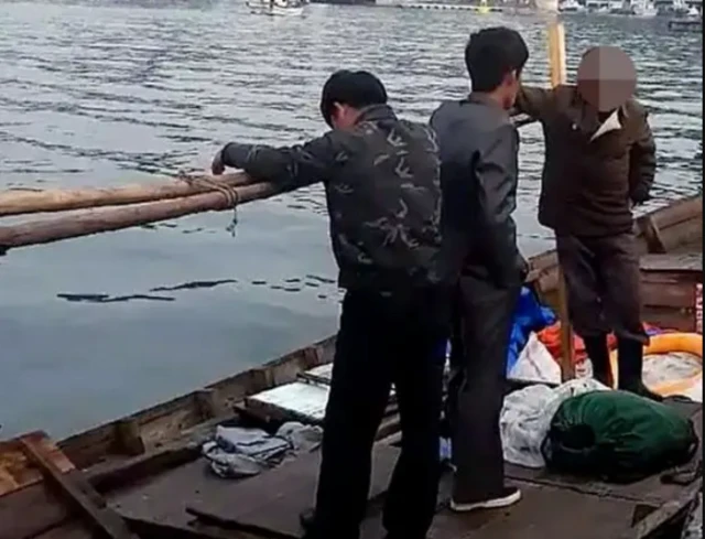 지난 2019년 목선을 타고 한국 삼척항 부두에 정박한 북한 선원들